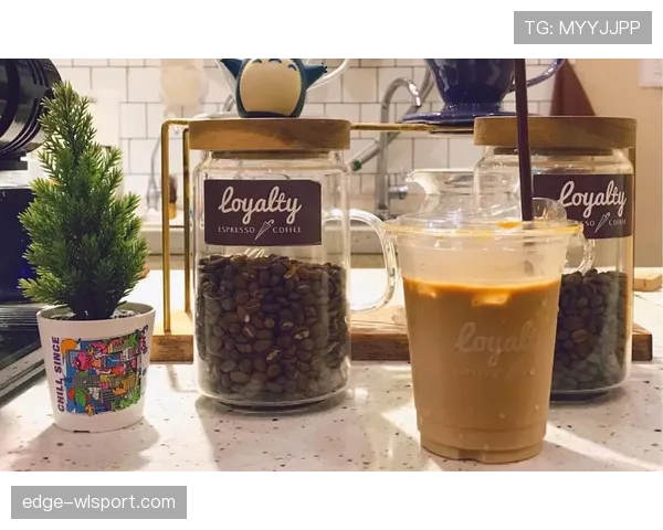 亚历克斯·摩根在家喝蛋白粉的样子,像极了我闺蜜打卡网红咖啡店 亚历克斯·摩根在家喝蛋白粉的样子,像极了我闺蜜打卡网红咖啡店