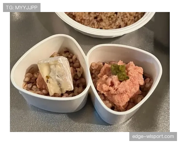 王燊超训练完直接钻进便利店啃饭团，这自律程度有点东西